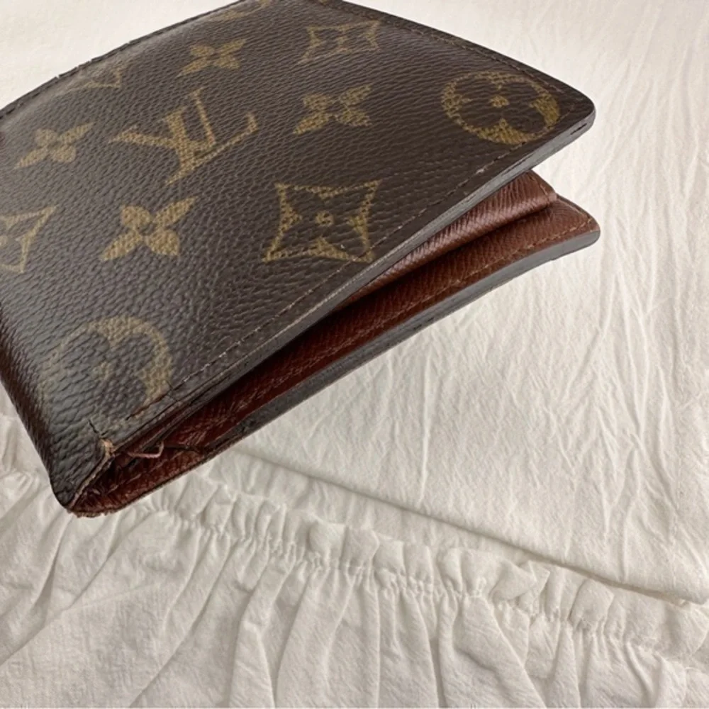 AUTHENTIC Louis Vuitton wallet or credit card holder.